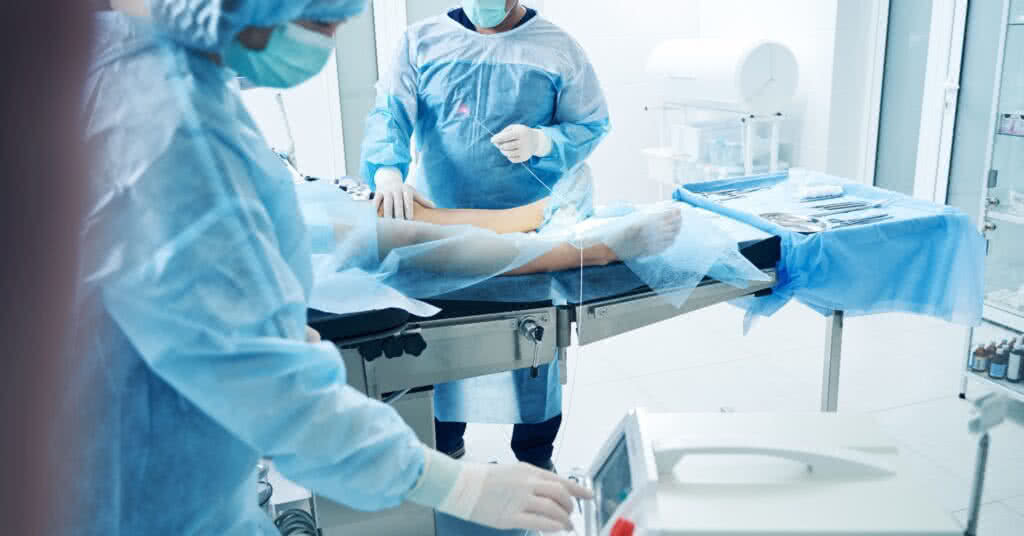 Imagem de tratamento a laser seguro para veias varicosas danificadas. Conheça o pós-operatório da cirurgia de varizes e saiba como se recuperar adequadamente.