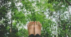 Imagem de Pé Diabético: fotografia de pés no ar. Esta imagem ilustra os efeitos do diabetes nos pés, mostrando a falta de sensibilidade e a formação de feridas que podem levar à amputação. É importante cuidar da saúde dos pés para prevenir complicações graves.