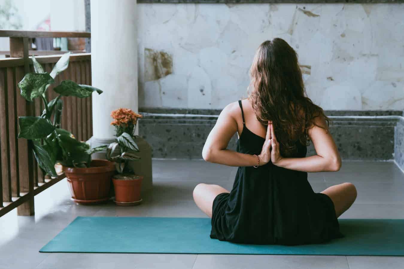 Confira 7 benefícios da yoga e quais as vantagens para o corpo<span class=