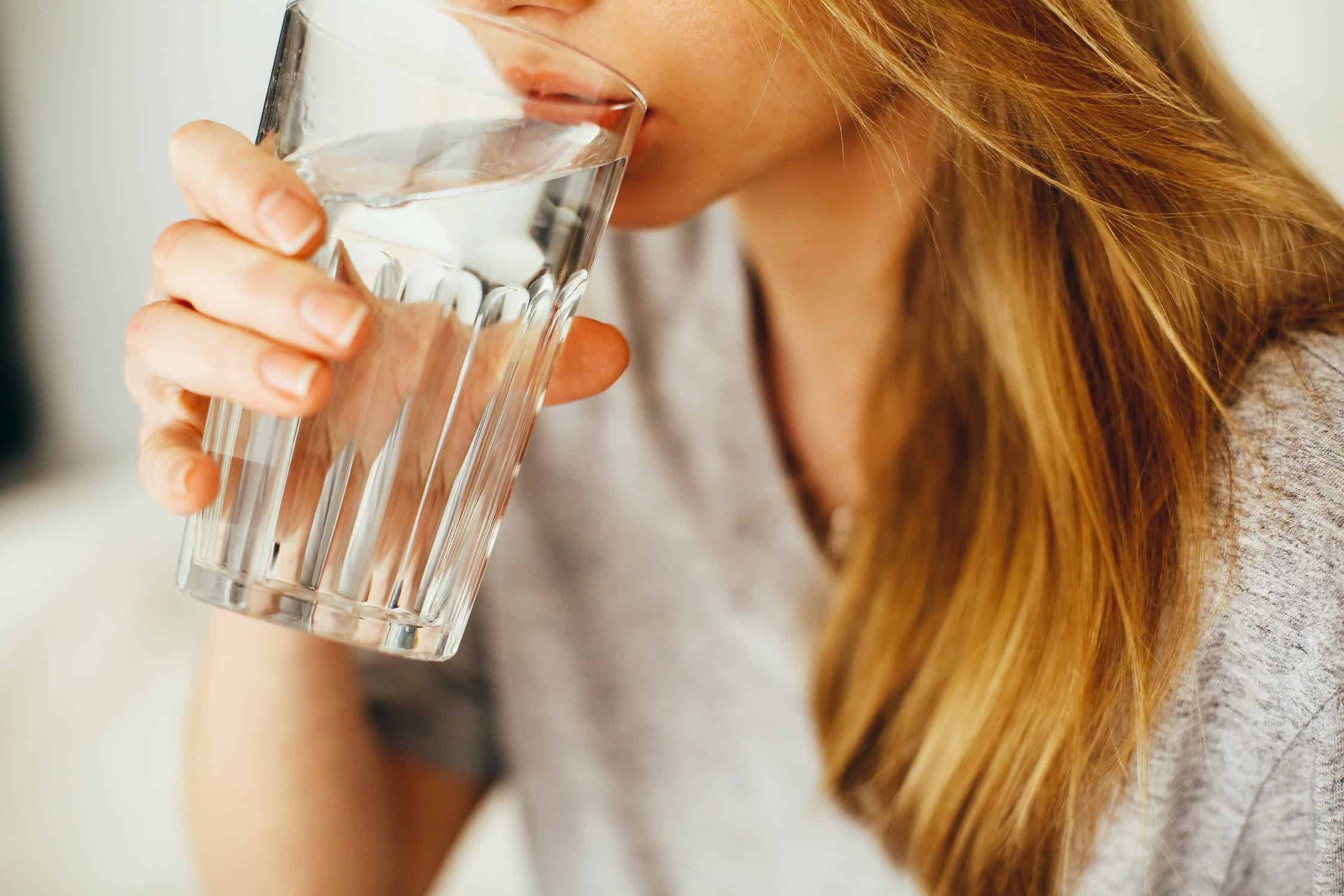 Por que devemos beber água várias vezes ao dia?<span class=