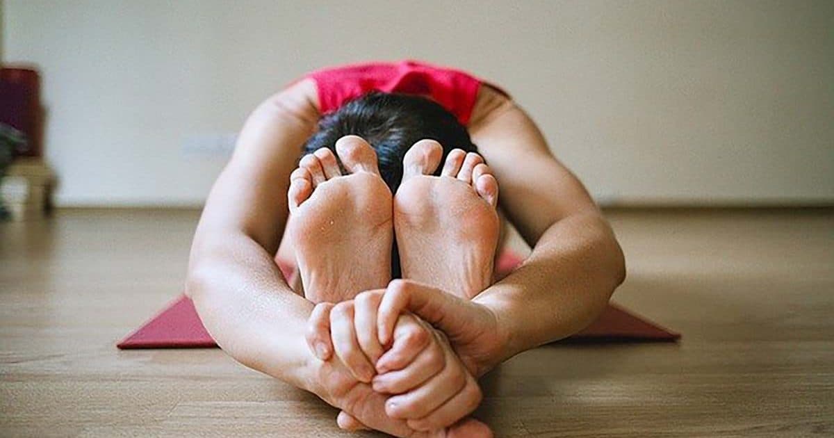 5 exercícios de alongamento para reduzir a dor nas pernas: saiba como  praticá-los em casa!