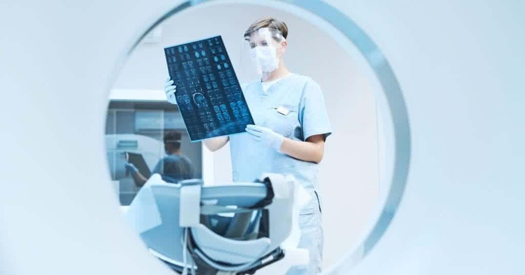 Texto alternativo: Médico analisando resultados de tomografia computadorizada.
