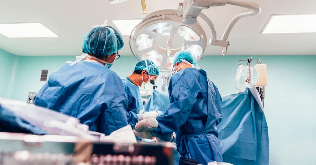 Equipe de cirurgiões em operação vascular e endovascular.